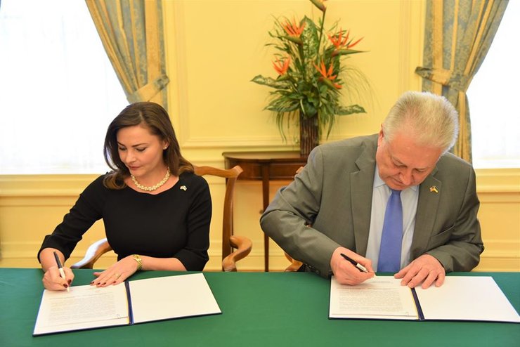 Владимир Ельченко и Ирина Мазур подписывают соглашение об учреждении почетного консульства Украины в Филадельфии