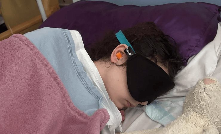 Дівчина з рідкісним захворюванням, синдром хронічної втоми, МЕ, не може їсти, не може пити, постійний біль, діагноз, рідкісна хвороба