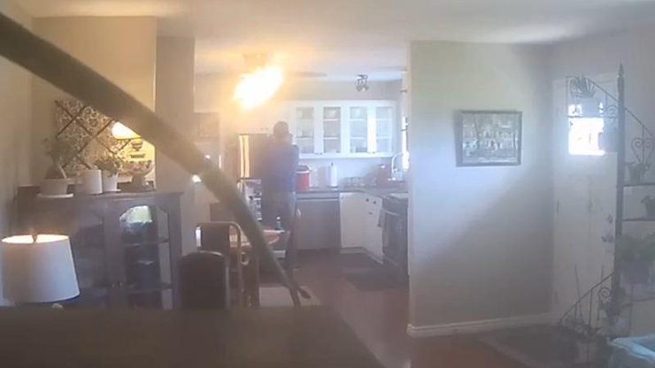 Агент з нерухомості, ріелтор, випив молоко в будинку, штраф, виплатив штраф, позбувся клієнтів, нерухомість, робота, гроші