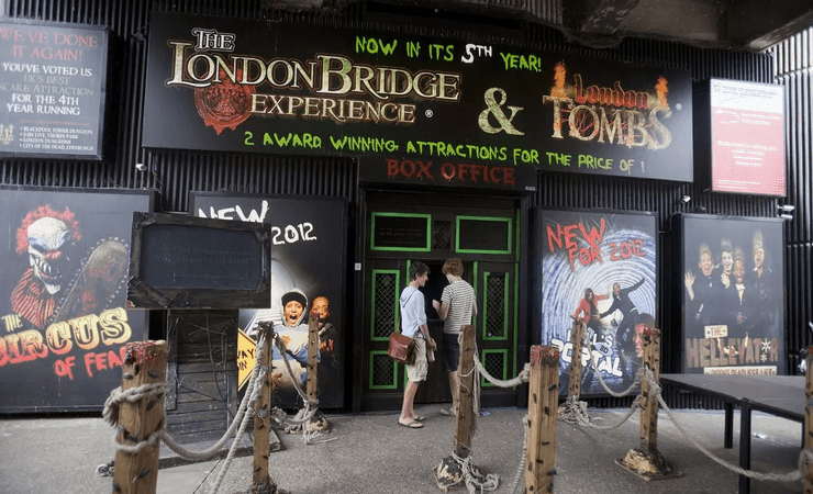 Кімната жахів, атракціон, туристична визначна пам'ятка, тематичний парк, моторошна картина, проклята картина, постраждав персонал