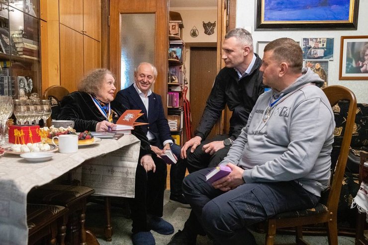 Віталій Кличко, Валерій Залужний, Ліна Костенко, Почесний громадянин Києва