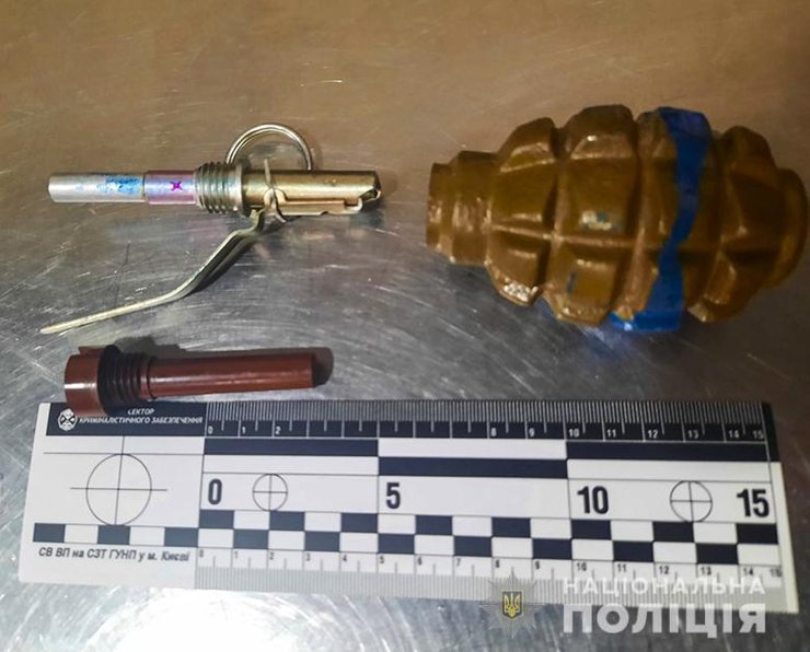 граната, стол