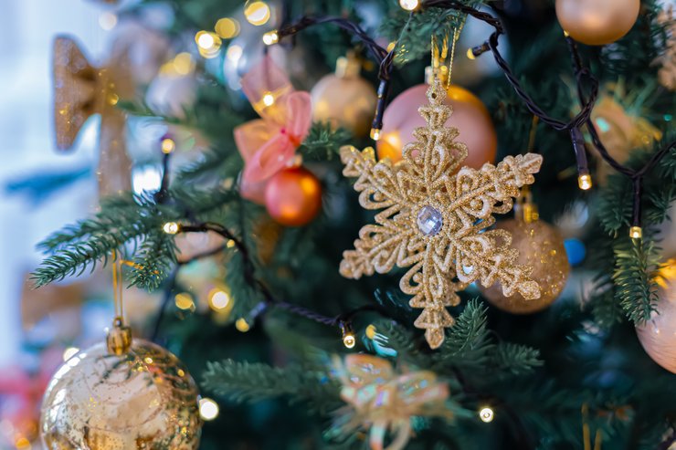 украшенная новогодними игрушками елка, елка, новогодние традиции