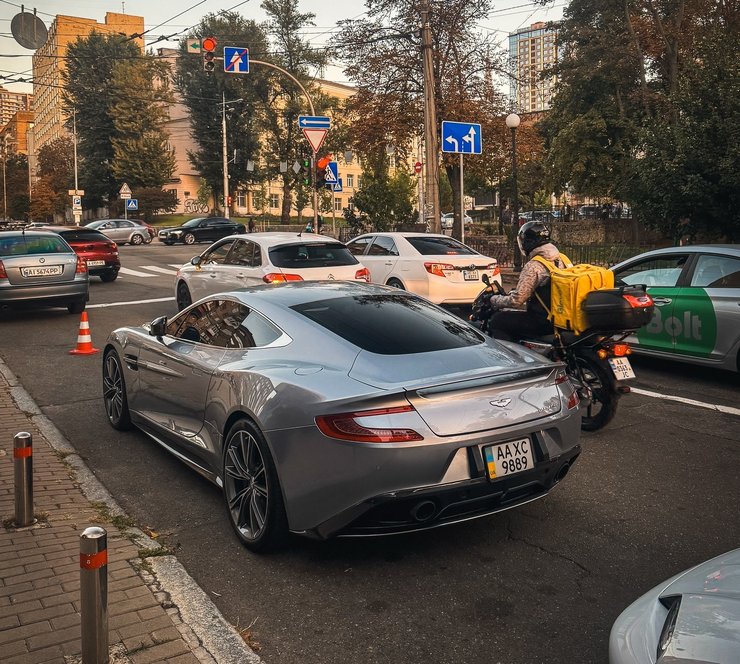 Суперкар Aston Martin Vanquish