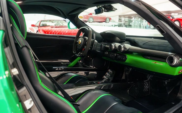 салон LaFerrari