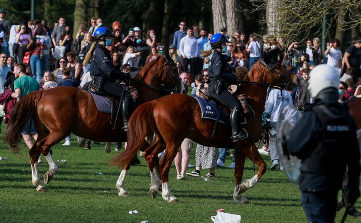 Брюссель, фейковая вечеринка, полиция, водометы, лошади, карантин