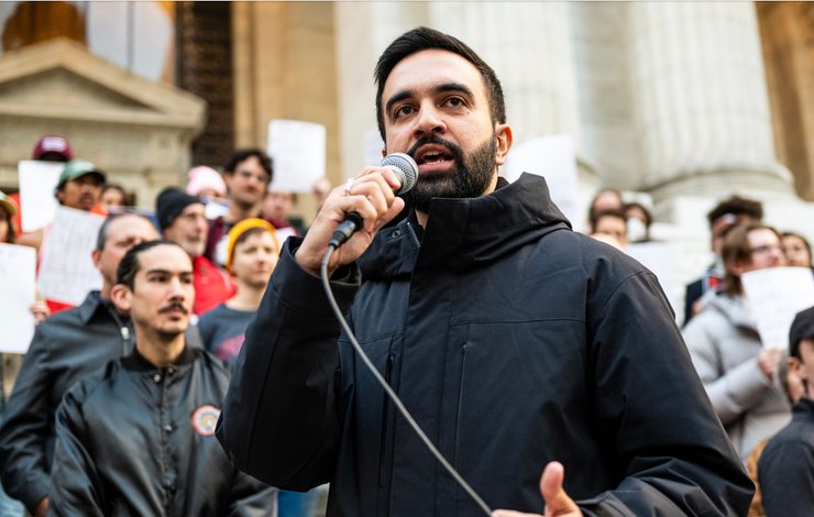 Мер Нью-Йорка Захран Мамдані з мікрофоном