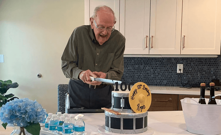 100-летний мужчина, 100-летний барабанщик, юбилей, секрет долголетия, барабаны, дом престарелых, крепкое здоровье