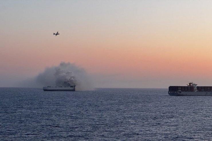 корабль пожар, Morning Midas, автовоз Morning Midas, пожары электромобилей, пожар корабля