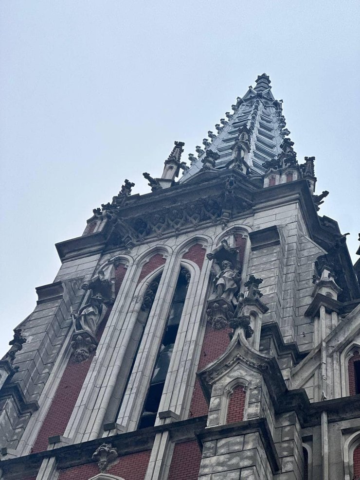 Удар РФ, обстрел Киева 20 декабря, костел Святого Николая, окна, верхняя часть