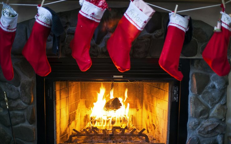 фото, камин с рождественскими носочками