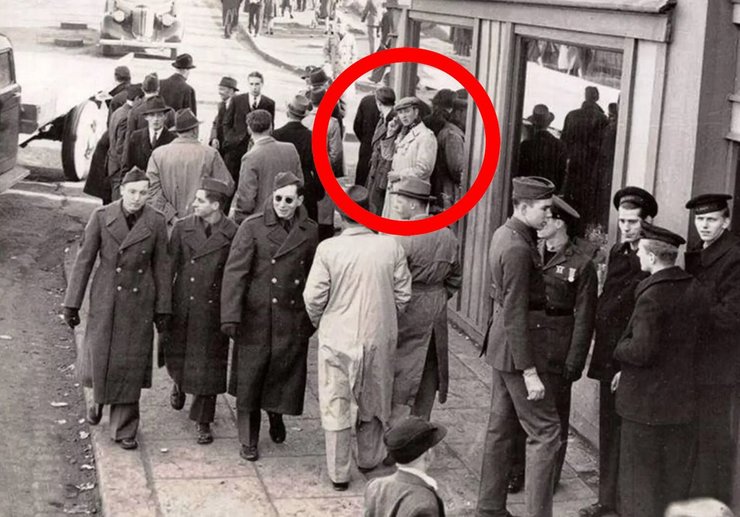 Путешественник во времени со "смартфоном" на фото 1943 года удивил пользователей Мужчина на архивном снимке 1943 года, стоящий у здания и держащий руку у уха, что напоминает разговор по мобильному телефону