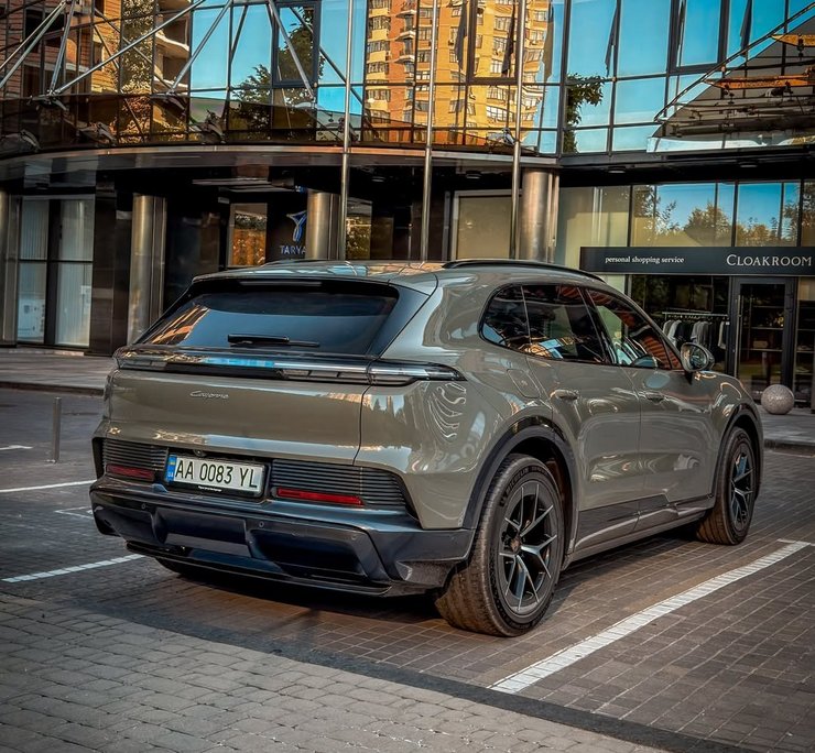 електромобіль Porsche Cayenne