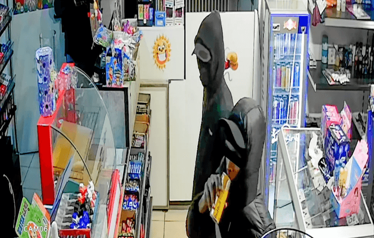 Преступники пьют энергетик после неудачного ограбления