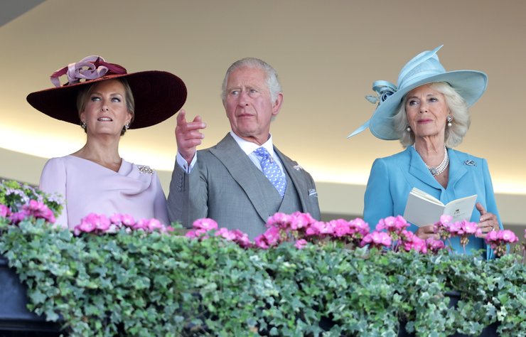 Софи Уэссекская с принцем Чарльзом и Камиллой Паркер-Боулз наблюдают за скачками.