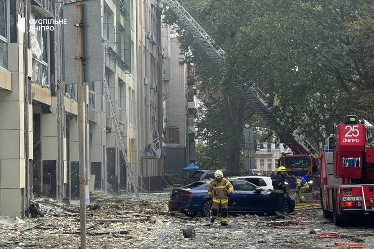 Навколо будівлі — розбите скло та пошкоджений транспорт