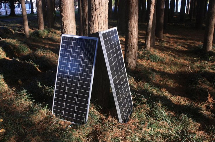 солнечные панели в лесу возобновляемая энергетика