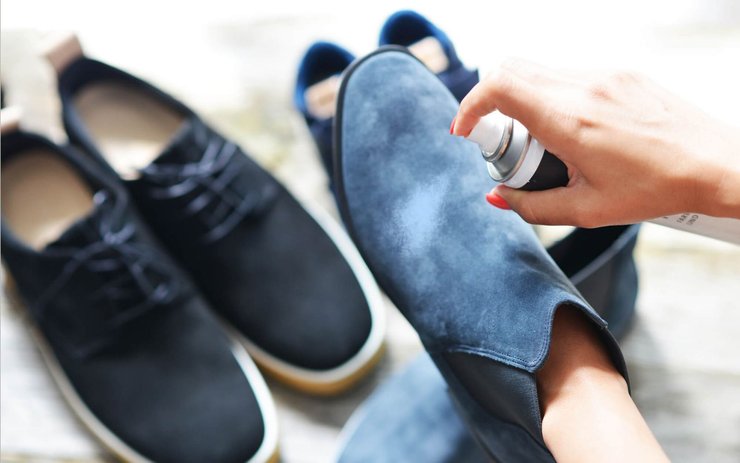 фото, обработка обуви водоотталкивающим спреем