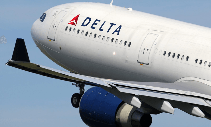 Пассажир самолета, аэропорт, пассажир подал в суд на авиакомпанию, упал в самолете, хочет миллион, подлокотник в самолете