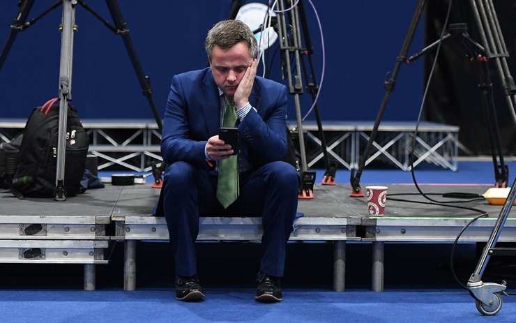 фото, человек со смартфоном, референдум, государство в смартфоне