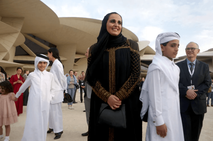 Сестра эмира покупала картины художника Поля Гогена и Дэмьена Херста