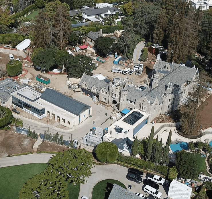 Особняк Playboy, Г'ю Гефнер, Playboy, особняк, будинок, велика ділянка, ремонт особняка, нерухомість, гостьовий будиночок, колишня слава