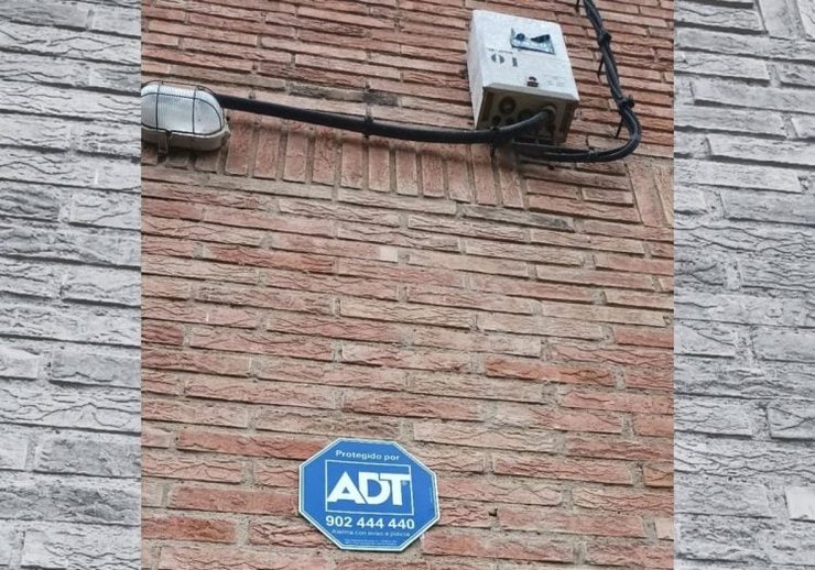 В Испании сквоттеры захватили дом, который им не принадлежит и установили сигнализацию