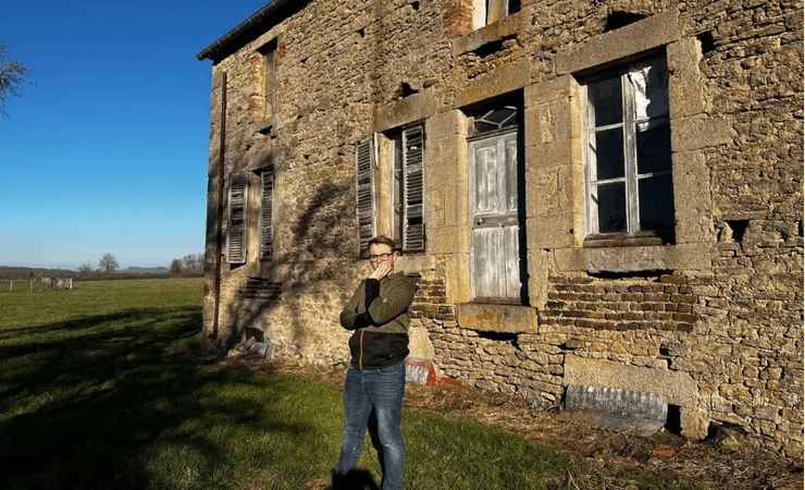 Пара купила село, село у Франції, нерухомість, дешеве житло за кордоном, подружжя, купівля села, покинуте село, ремонт,