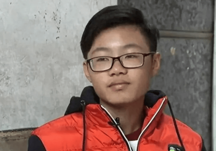 Хлопчик потрапив в аварію, знайшов батьків, пропав безвісти, 12 років шукали сина, жив на вулиці, харчувався їжею з баків