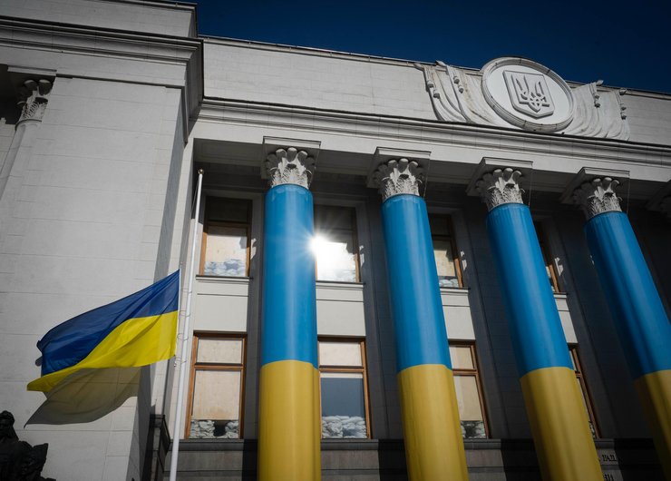 Приспущений прапор перед будівлею ВРУ