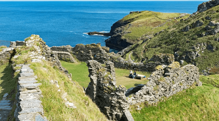 Замок Тинтагель, разрушенный замок, заброшенный замок, руины замка, портовая деревня, британская деревня, Камелот, легенды