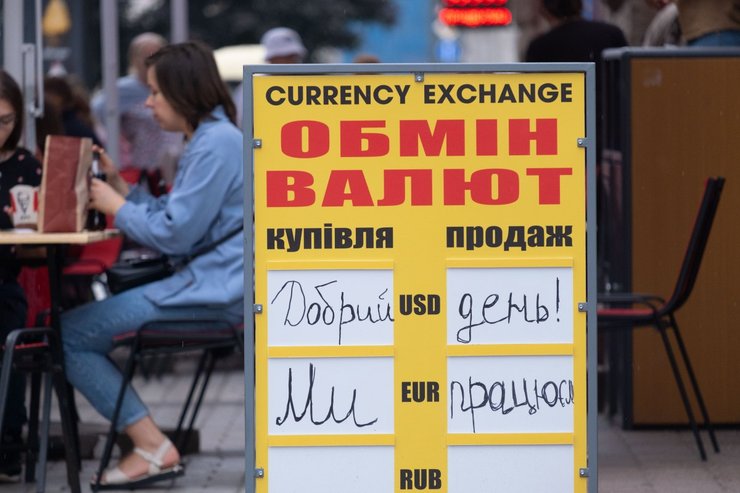 долари не беруть, обмінники не беруть долари, сині долари, білі долари, як поміняти старі долари, обміняти долари на нові, подвійний курс долара в обмінниках, старі долари та євро, куди здати старі купюри