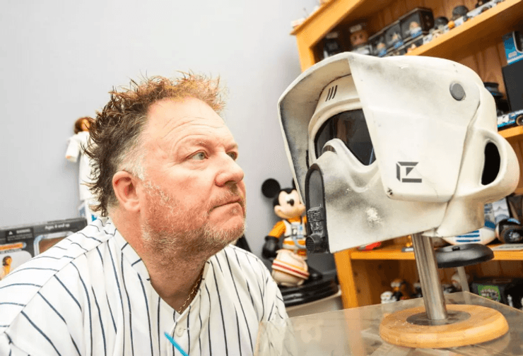 Люк Кей со своими экспонатами