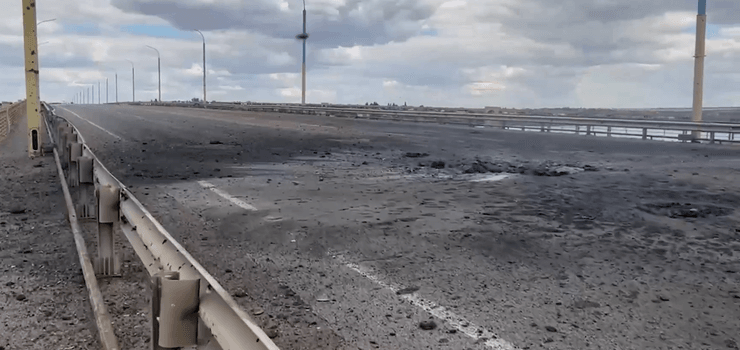 Фото Антонівського мосту під Херсоном після прильоту HIMARS