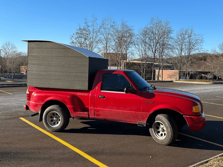 человек живет в грузовике 1