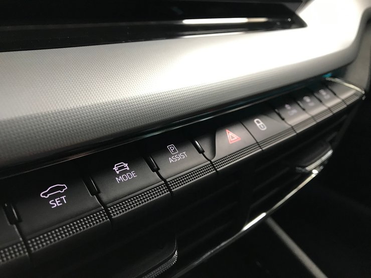 переключатели на передней панели новой Шкода Октавия А8