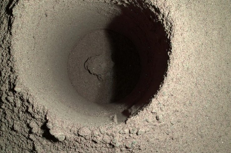 Отверстие, которое сделал в поверхности Марса Perseverance