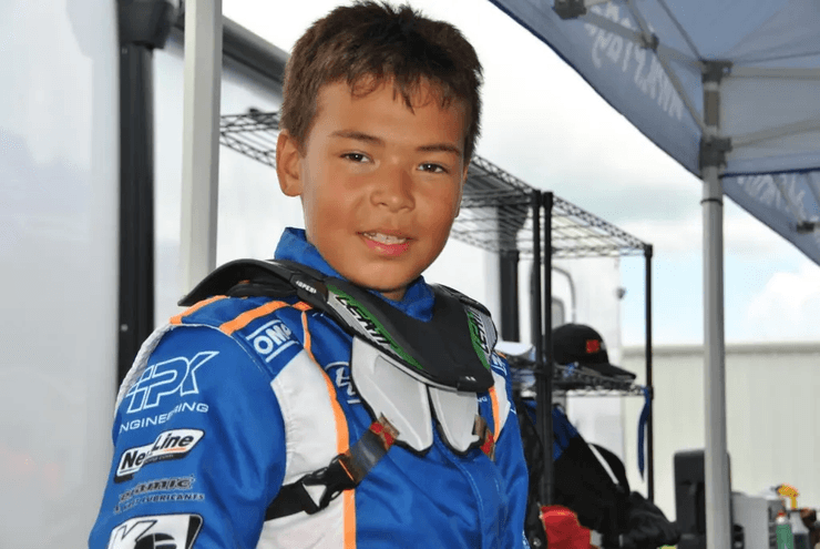 Мужчина построил гоночный трек для сына, гоночная трасса, отец и сын, гонки, увлечение сына, трасса во дворе, картинг