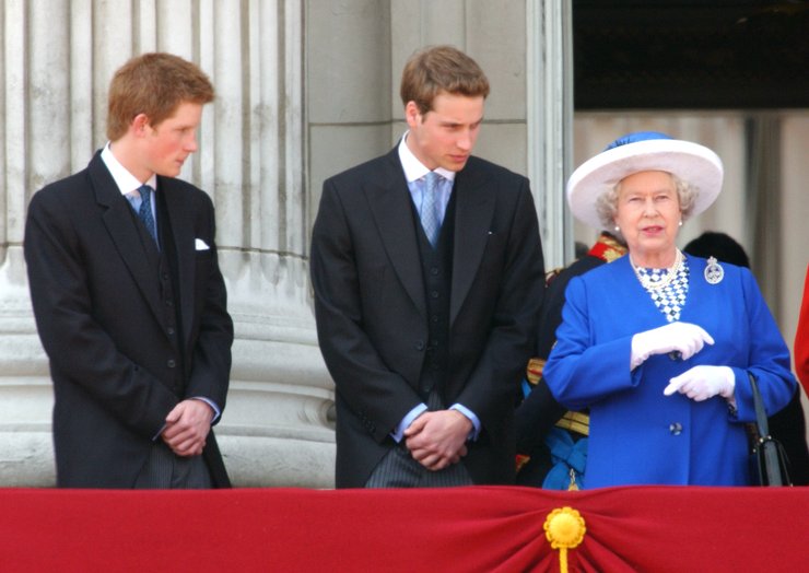 Принц Гарри и принц Уильям с покойной Елизаветой II