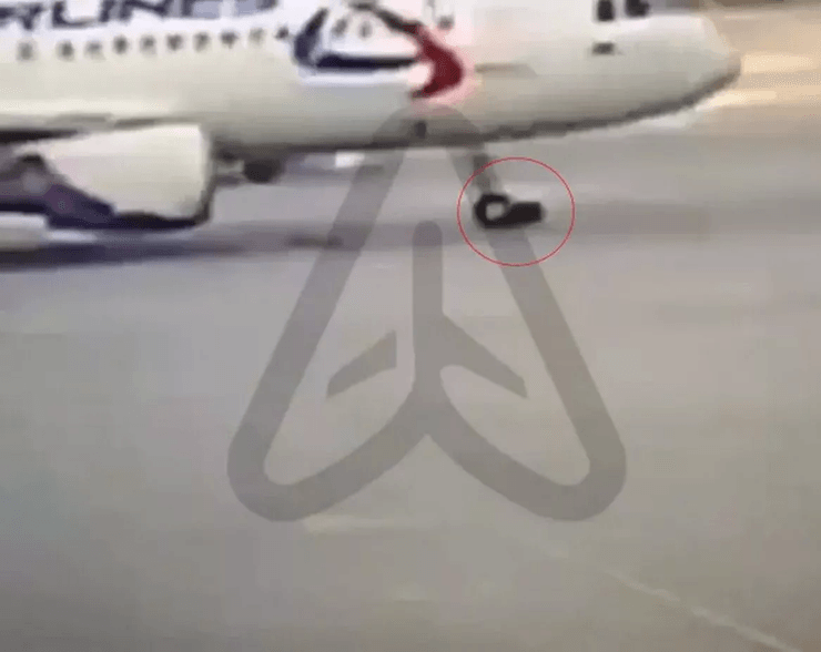 На мужчину наехал самолет, 78-тонный самолет наехал на мужчину, самолет сбил человека, работник аэропорта