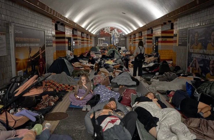 фото киян у метро під час удару РФ 20 серпня