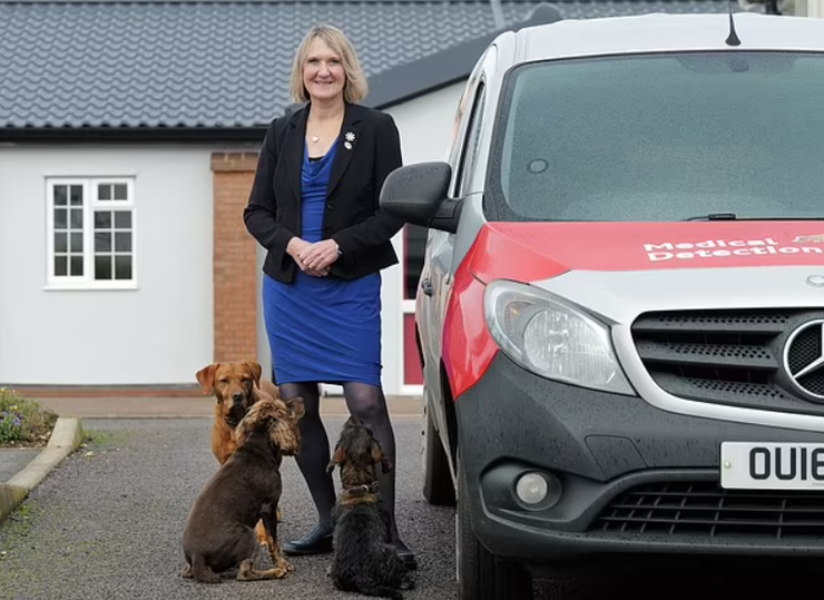 Клер Гест із Мілтон-Кінза дізналась про рак завдяки собаці, лабрадор виявив у хазяйки рак грудей