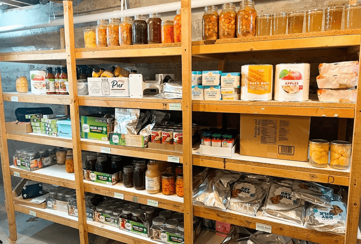 Жінка готується до судного дня, Судний день, курйози, борються за їжу, запаси продуктів, їжа, пандемія, ізоляція