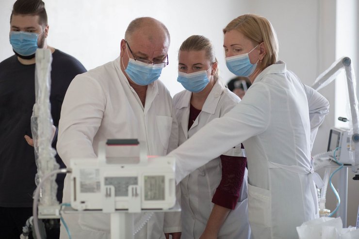 фото, врачи, аппарат ИВЛ