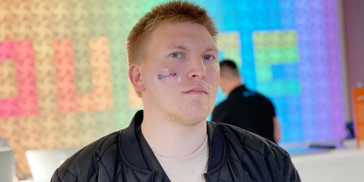 Київ, iPhone, татуювання, татуювання на обличчі, тату в обмін на iPhone