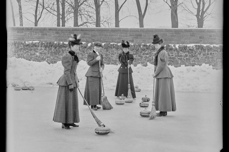 Жінки грають в керлінг