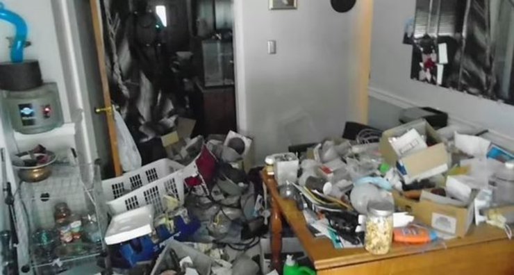 Дом барахольщика, дом ужасов, взрывчатка, химикаты, планируют сжечь дом, шокирующие находки, чрезвычайное положение