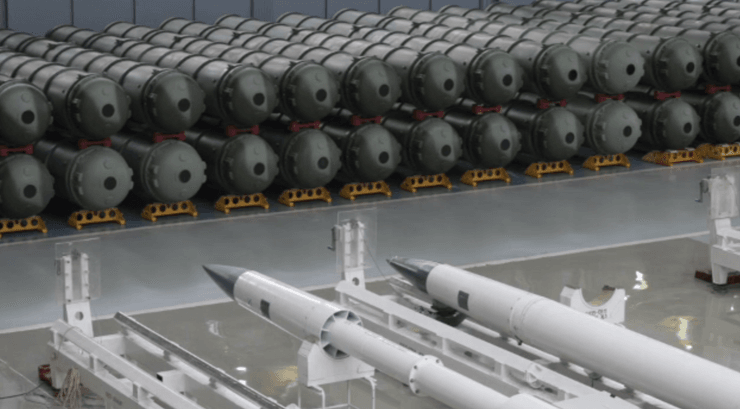 ракеты на заводе авангард, Дмитрий Медведев инспектирует ракеты, управляемые ракеты, завод Авангард