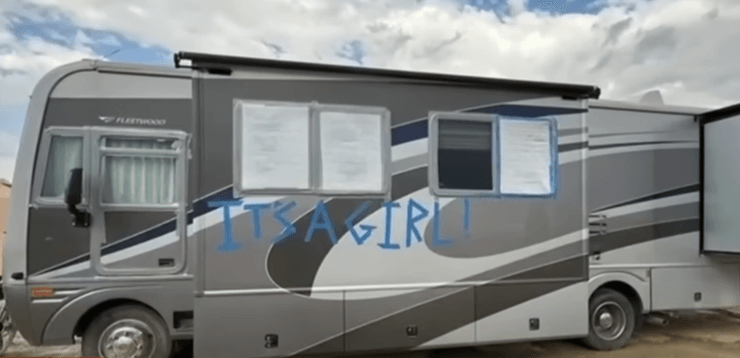 Девушка родила ребенка прямо в ванной комнате фургона во время фестиваля Burning Man