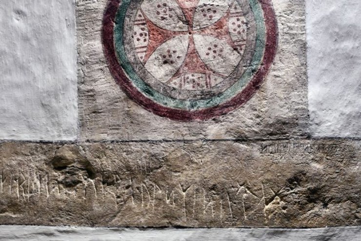 Дания, церковь, руны, латина, храм, надпись, руническая надпись, письменность, средневековье, долг, долговая расписка, Софийский собор, Киев, Галич, находка, история, писцы, юристы, расшифровка, исследование
